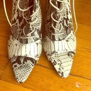 Beautiful heels.Great laces ups.Stylish.